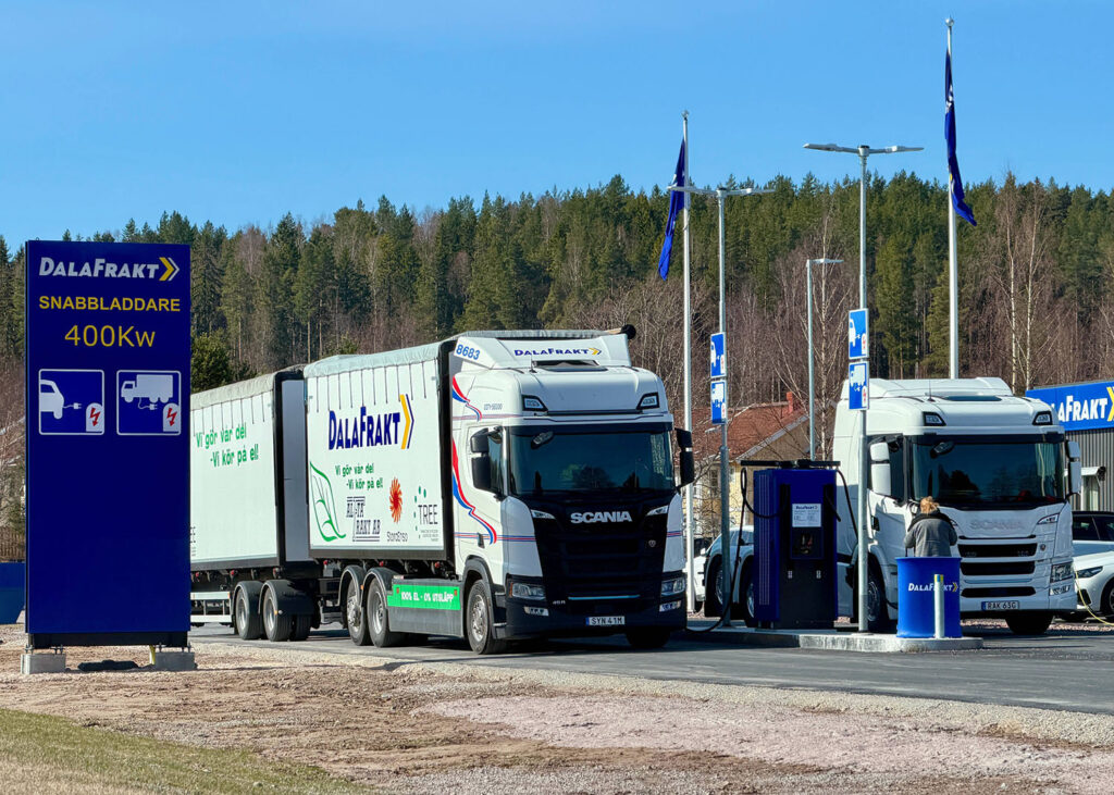 Två eldrivna lastbilar laddar vid Dala Frakts nyasnabbladdningsstation