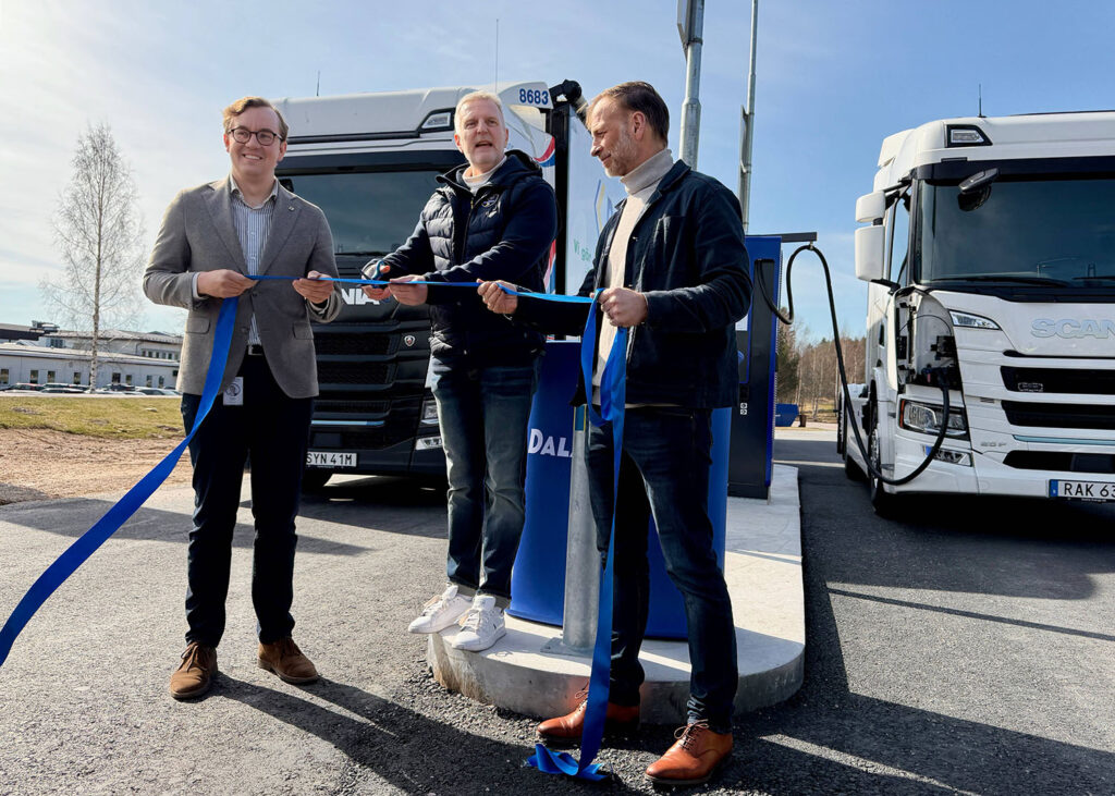 Bandet klipps vid invigningen av nya laddstationen i Leksand