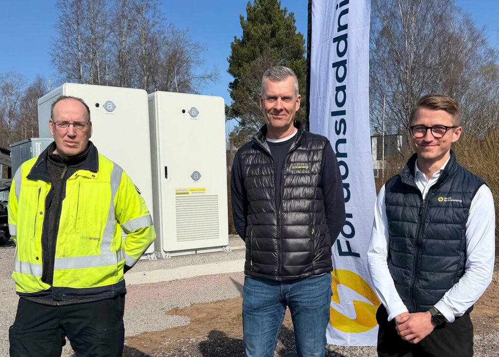 Per Svedu och Mikael Eliz från Dala Energi och Kenneth Nilsson, Chefsstrateg på Svensk Fordonsladdning.