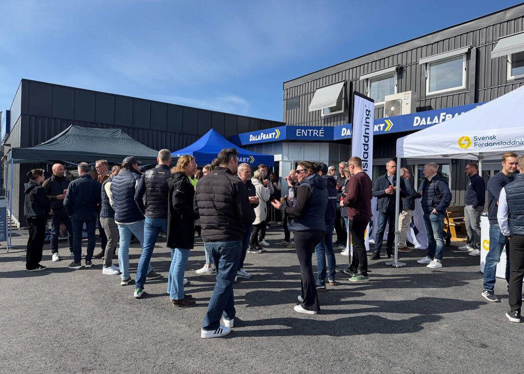 besökare under invigning av ny laddstation i Leksand