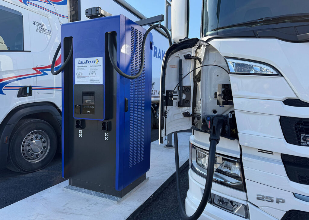 Lastbild laddas vid snabbladdare för tunga fordon i Leksand