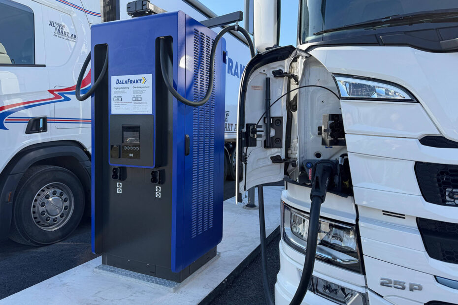 Lastbild laddas vid snabbladdare för tunga fordon i Leksand